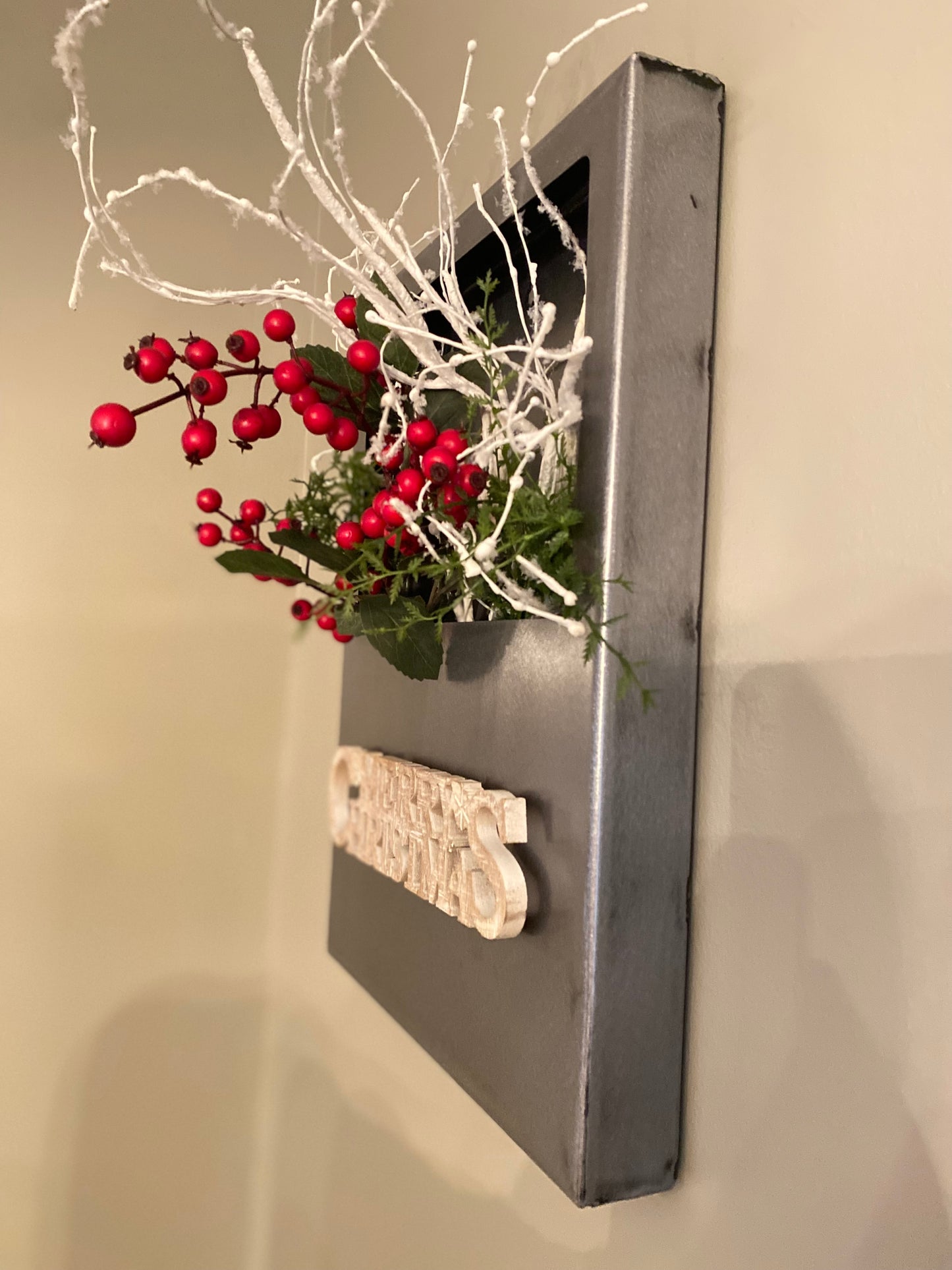 Magnetic Metal Flower Box Wall Hanger for Versatile Seasonal Decor